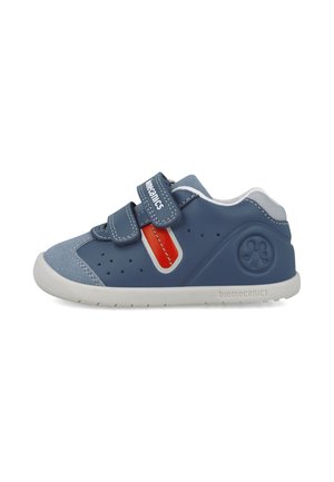 Zapatos infantiles en azul y gris con dos correas de Velcro, detalles perforados, acento rojo y suela de goma. Diseño ligero y flexible.