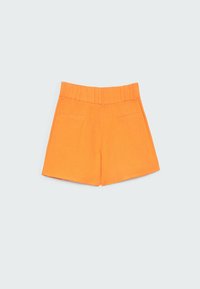 Pantaloni corti arancioni in cotone con fascia elastica in vita, dotati di due tasche posteriori e una texture liscia, mostrati da dietro.