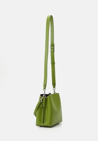COACH WILLOW BUCKET BAG - Ručna torba - dark lime