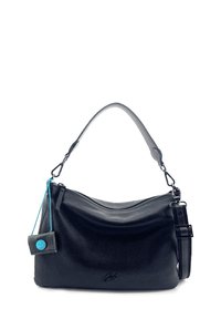 Borsa a spalla in pelle nera con design curvo, dotata di chiusura a zip e di un'etichetta staccabile con dettagli blu attaccata alla tracolla.