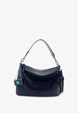 Borsa a spalla in pelle nera con design curvo, dotata di chiusura a zip e di un'etichetta staccabile con dettagli blu attaccata alla tracolla.