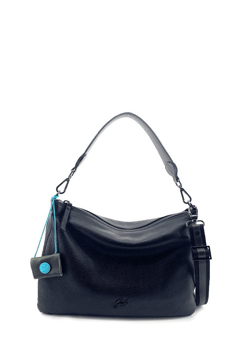 Borsa a spalla in pelle nera con design curvo, dotata di chiusura a zip e di un'etichetta staccabile con dettagli blu attaccata alla tracolla.