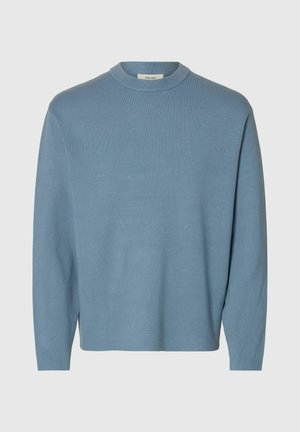 Világoskék, kötött, kerek nyakú pulóver hosszú ujjakkal, semleges háttéren, lapos elrendezésben bemutatva.