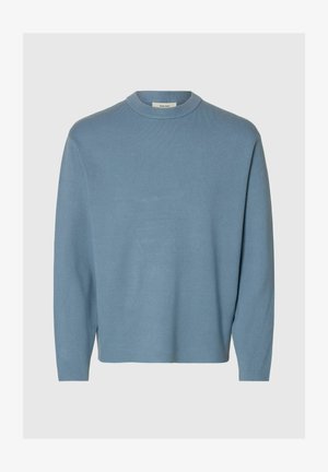 Világoskék, kötött, kerek nyakú pulóver hosszú ujjakkal, semleges háttéren, lapos elrendezésben bemutatva.