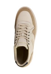 Sneaker bianco in pelle con accenti in suede beige, punta rotonda, lacci piatti e logo dorato sulla linguetta. Suola testurizzata per una migliore aderenza.