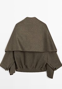 Giacca in misto lana marrone con vita aderente, maniche a batwing e colletto ampio e drappeggiato. Presenta dettagli con bottoni sulle maniche.