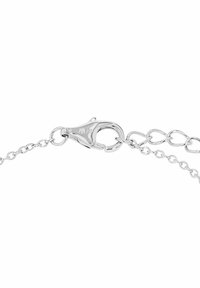 Bracciale in argento con chiusura a moschettone. La catena presenta piccoli anelli ovali, mentre la chiusura è elegante con un sottile dettaglio inciso.