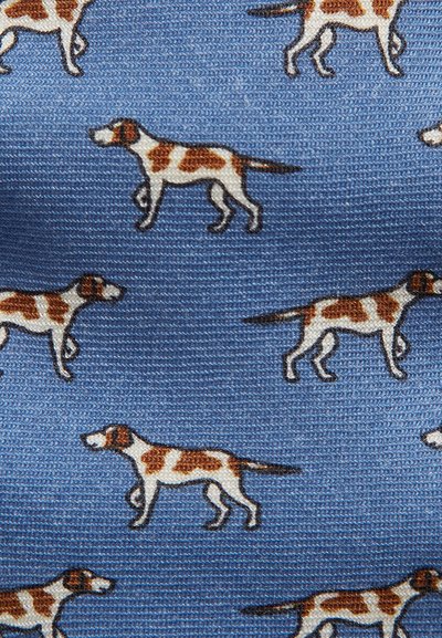 Niebieska tkanina z powtarzającym się wzorem brązowych i białych psów w różnych pozach chodzenia. Tekstura jest gładka z lekkim połyskiem.