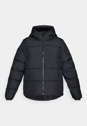 Casaco de puffer preto com capuz, apresentando fecho éclair na frente, costura horizontal e punhos elásticos para aquecimento e conforto.