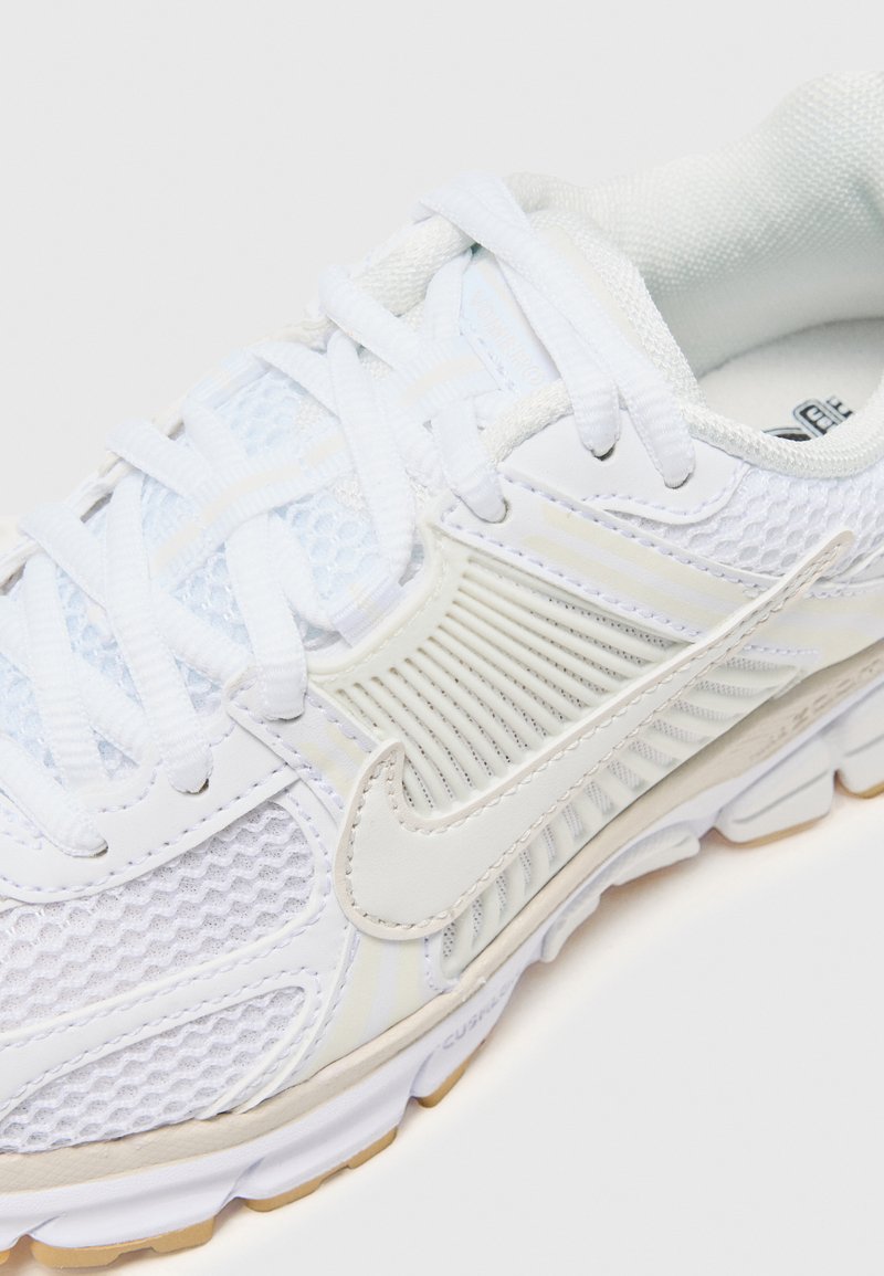 Nike Sportswear ZOOM VOMERO 5 - Tenisky - white phantom summit/white gum/brown