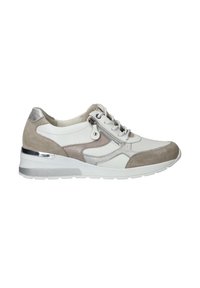 Weiße und hellgraue Sneaker mit einer Kombination aus glatten und Wildledertexturen, dekorativem Reißverschluss und silbernen Akzenten an Ferse und Sohle.
