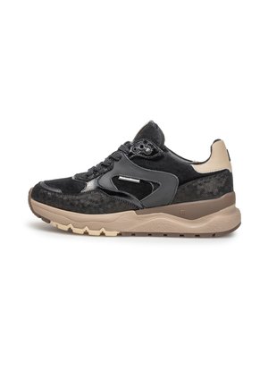 Zwart-beige lage sneaker met gemengd suède en gestructureerde materialen, vetersluiting en dikke beige zool.