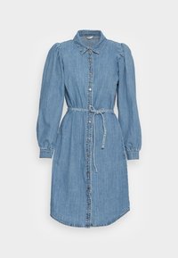 Denimklänning i ljusblått med puffärmar, knappfram, krage och ett bälte i tyg vid midjan.