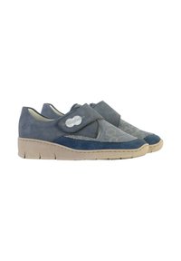 Une paire de chaussures décontractées bleues avec un devant à motifs, une semelle flexible beige et une sangle réglable avec un détail décoratif en argent.