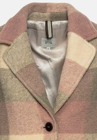 Wollen mix jas met een geruit patroon in gedempt roze, beige en grijs. Beschikt over een notch-kraag, enkele knoopsluiting en een gladde voering.