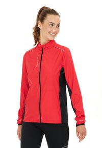 Giacca sportiva rossa con pannelli laterali neri, zip completa, colletto alto, dettagli riflettenti e maniche lunghe. Adatta per l'abbigliamento attivo.