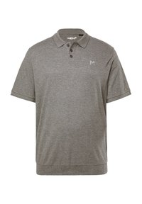 Šedé polo tričko s krátkým rukávem vyrobené z měkké látky, s dvoubotkovou légou a malým nápisovým logem na hrudi.