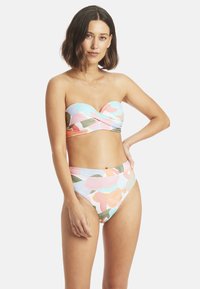 Ensemble de bikini coloré comprenant un haut sans bretelles avec un design torsadé et un bas taille haute, fabriqué à partir d'un tissu lisse et extensible.