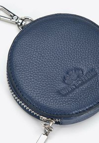 Portamonete tondo in pelle blu navy con superficie testurizzata, zip in argento e chiusura metallica. Presenta un logo in rilievo sul davanti.