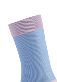 Hellblaue gerippte Socke mit einem lavendelfarbenen Bündchen, die vertikale Streifen und eine glatte Textur aufweist, die sich zum Knöchel hin verjüngt.