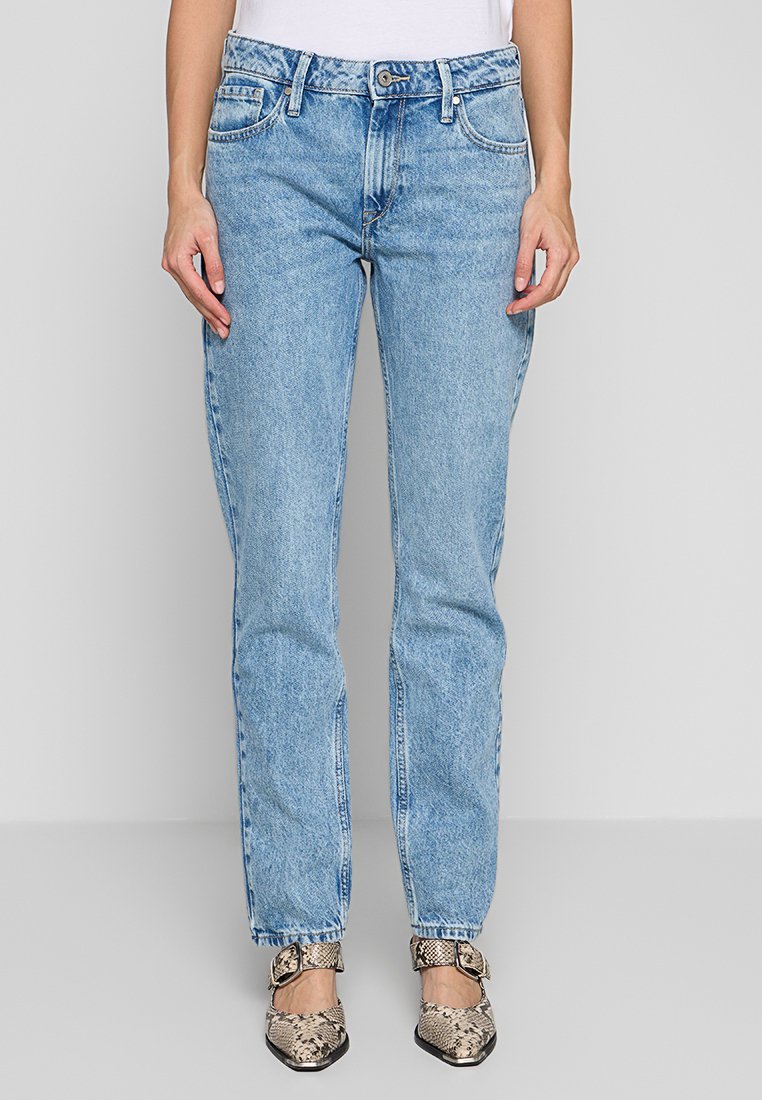 Jean en denim bleu clair avec une coupe droite, présentant des poches standard, une fermeture à bouton et une texture délavée.