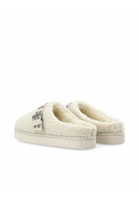 Faux fur slippers i off-white med en blød tekstur, der har en flad sål og dekorative metalliske spænde-accenter på siden.