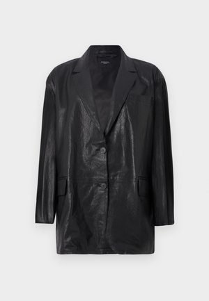 Blazer en cuir noir avec une finition légèrement texturée, des revers crantés, une fermeture à deux boutons et une poche poitrine unique. Coupe décontractée.