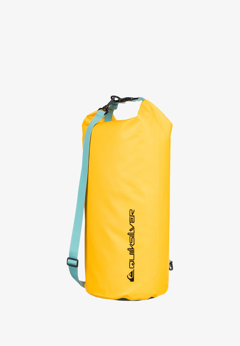 Mochila impermeable amarilla fabricada con material duradero, con una correa azul ajustable y un logotipo negro en la parte frontal, forma cilíndrica y cierre tipo roll-top.