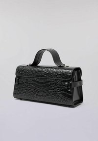 Černá kožená kabelka s texturovaným krokodýlím vzorem, strukturovaným tvarem, horním uchem a uzávěrem na západku. Hladké boky s minimálními detaily.