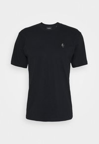 Camiseta de algodón negra con mangas cortas, escote redondo y un pequeño logo bordado en el lado izquierdo del pecho. Textura suave.