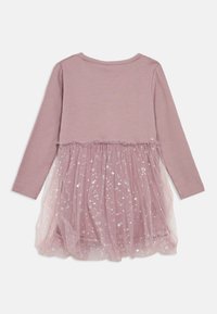 Μακρυμάνικο μωβ φόρεμα με συγκεντρωμένη μέση και φούστα από γυαλιστερό τούλι με σχέδιο αστεριών σε λευκό φόντο.