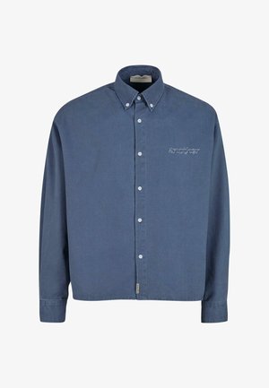 Niebieska koszula z długimi rękawami wykonana z bawełny, z ostro zakończonym kołnierzykiem i haftowanym logo "another" na piersi.