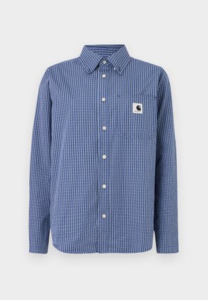 Modrá a biela kockovaná košeľa s dlhým rukávom, zapínaná na gombíky, s golierom a predným vreckom, na ktorom je malá nášivka s logom Carhartt.