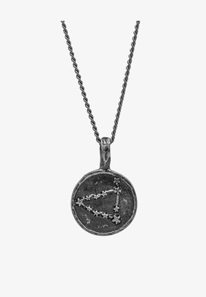 Zilveren hanger met een cirkelvormig ontwerp, reliëfpatroon van constellaties en een gedraaide ketting, met een matte afwerking.