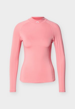 Camiseta deportiva ajustada de manga larga para mujer en color rosa, con cuello alto simulado y logo blanco en el cuello, tela lisa y detalles de costuras visibles.