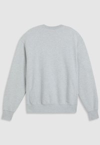 Sweat-shirt gris clair à col rond, manches longues, poignets et ourlet côtelés, montré de dos sur un fond uni.