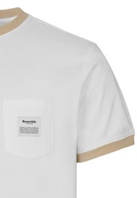 Hvid bomulds T-shirt med en beige ribbet krave og ærmer, med en venstresidet brystlomme med et trykt mærke, der detaljerer mærket.
