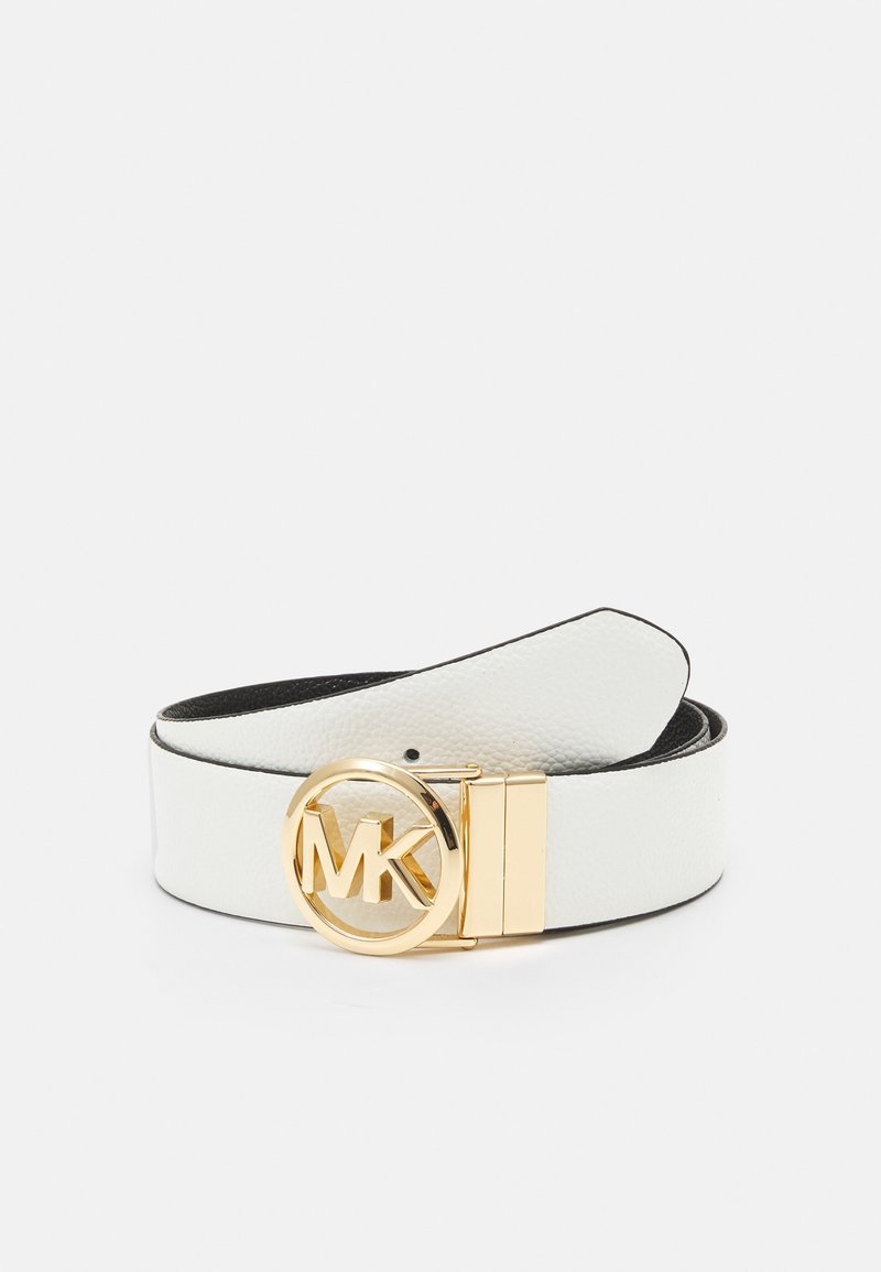 Ceinture en cuir blanc avec boucle circulaire dorée ornée des lettres "MK" sur un fond blanc uni.