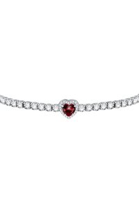 Bracciale in argento caratterizzato da una fila di pietre trasparenti e da un centrale gemma rossa a forma di cuore, circondata da un halo scintillante di pietre più piccole.
