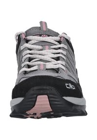 Harmaa ja musta urheilukenkä, jossa on verkkopäällinen, vaaleanpunaiset yksityiskohdat ja teksturoitu pohja. Varusteena pyöreät nauhat ja vahvistettu varvasosa.