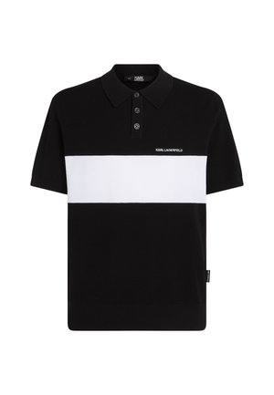 Čierna polo košeľa vyrobená z pleteného materiálu, s bielym horizontálnym pruhom cez hruď, zapínaním na tri gombíky a logom.