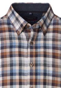 Karierte Hemd in braunen, blauen und weißen Farben. Hergestellt aus weichem Stoff mit einem Button-Down-Kragen und einer Brusttasche. Verfügt über braune Knöpfe.