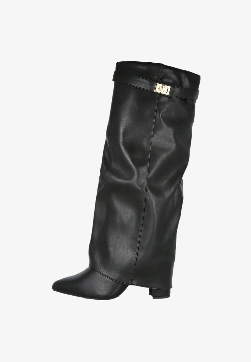 Botas de cuero negro hasta la rodilla con punta afilada, que cuentan con un brillo sutil, un borde plegado en la parte superior y un acento metálico cerca del tobillo.