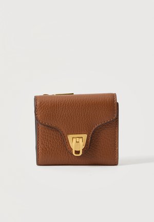 Portefeuille en cuir marron texturé avec fermeture à fermoir doré et rabat incurvé, sur un fond blanc uni.