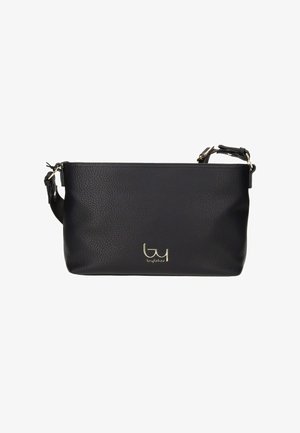 Borsa a tracolla in pelle nera testurizzata con tracolla regolabile e logo dorato "byblos" al centro sul davanti.