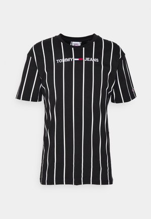Zwart T-shirt met korte mouwen, witte verticale strepen en "Tommy Jeans" logo met een klein vlagontwerp op de borst.