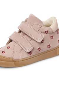 Baskets en daim rose avec broderies florales et deux bandes Velcro, semelle en caoutchouc et accents texturés. Convient pour un usage décontracté.