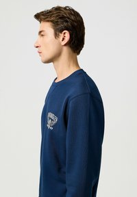 Wrangler LONG SLEEVE AMERICANA CREW FOR REGULAR FIT - Felpa - navy