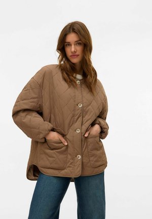 Veste matelassée marron avec de gros boutons, poches latérales et coupe décontractée. Tissu doux avec un motif en losanges et un ourlet arrondi.