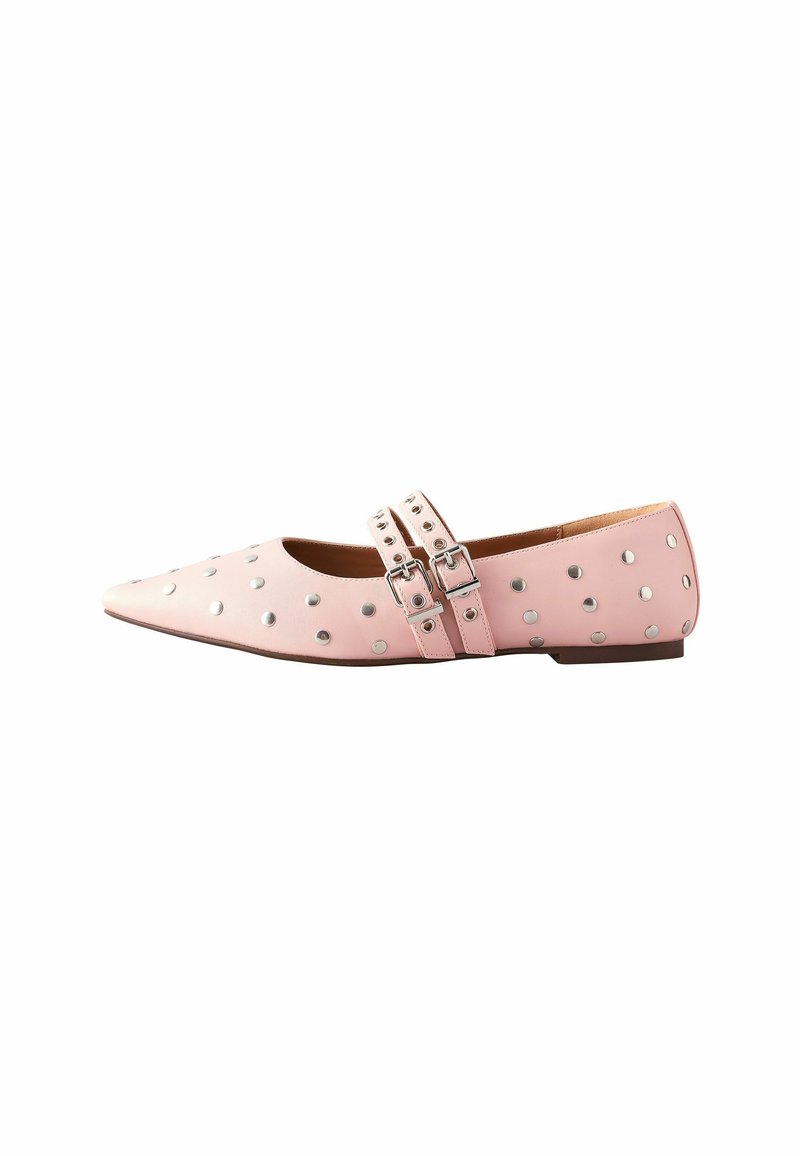 Roosa nahast korterijalatsid, terava nina, studded aktsentide ja kahe ūsu rihmaga üle jala; lame tald.